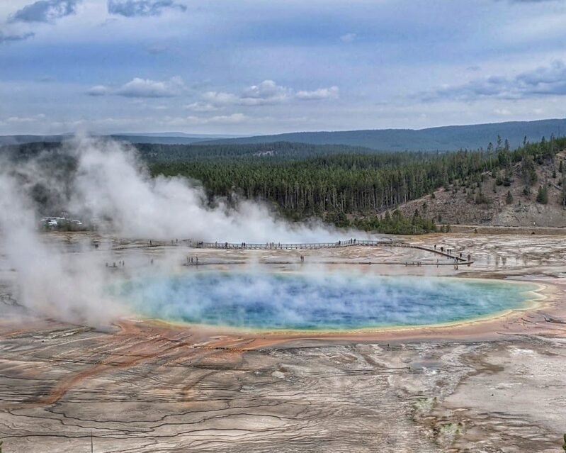 Yellowstone itinerary highlights - Brightly colored Grand Pristmatic Springs 